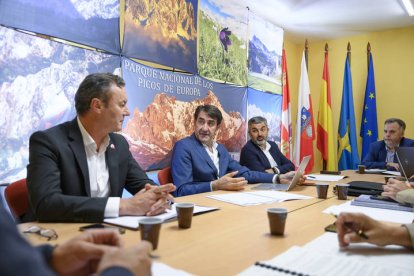 Los tres consejeros durante la reunión en Cantabria. PEDRO PUENTE HOYOS