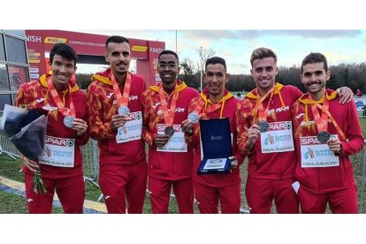 Raúl Celada, primero por la derecha, posa con la medalla de plata lograda con España en el Europeo de campo a través. RFEA