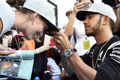 El británico Lewis Hamilton firma un autógrafo hoy en Suzuka (Japón).