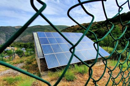 Instalación fotovoltaica en funcionamiento en el Bierzo. L. DE LA MATA