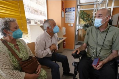 María Jesús García, esposa de Antidio Antón, de 73 años, junto a Urbano González. RAMIRO