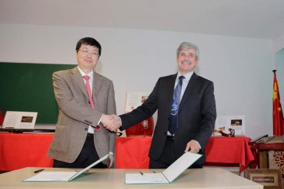 Liu Changgeng, de la Universidad de Xiantang, y el rector, Juan Francisco García Marín. SECUNDINO PÉREZ