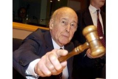 Giscard da con el mazo al abrir una de las sesiones de debate sobre la Constitución europea