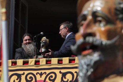 El enólogo Raúl Pérez y el alcalde de Villafranca, José Manuel Pereira, en el balcón. ANA F. BARREDO