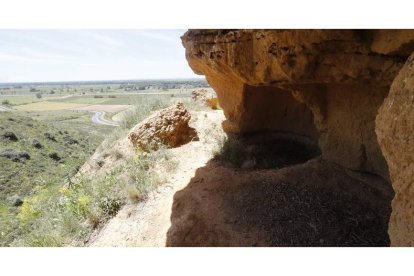 Detalle de las Cuevas Menudas, entre los municipios de Villasabariego y Mansilla Mayor. RAMIRO