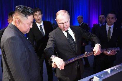 El líder norcoreano, Kim Jong-un, recibe un sable del presidente ruso, Vladímir Putin. ALEXEY NIKOLSKY