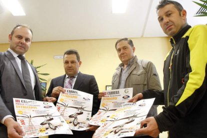 Alejandro Hidalgo (Caja Rural), José Manuel Fernández (Gordonzello), Carlos Pastrana (Reycer) y David González (Deportes Chorco), durante la presentación de la carrera popular Peregrino Entrecepas