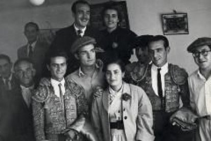 Pedro, en la posición más alta, en una foto en Gradefes en el año 1952