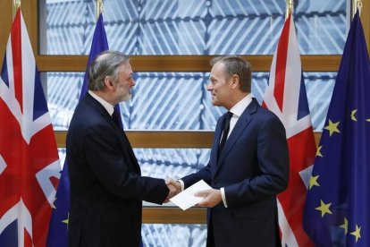 El embajador británico ante la Unión Europea, Tim Barrow (izq), entrega la carta que invoca el artículo 50 del Tratado de Lisboa al presidente del Consejo Europeo, Donald Tusk, en Bruselas.