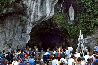 La gruta de Lourdes, en torno a la que se construyó el santuario en el sur de Francia.