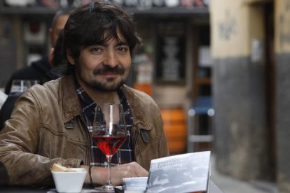 Emilio Gancedo, coordinador de actividades del ILC, esta semana en el Barrio Húmedo. FERNANDO OTERO