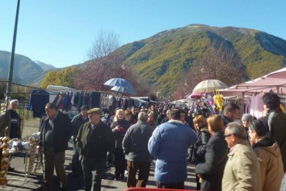 Las buenas temperaturas animaron a los vecinos a acercarse a la feria pese a ser día laboral.