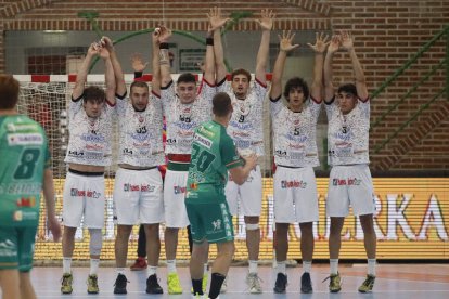 El Abanca Ademar tratará de ser un muro en su visita a la cancha del Helvetia Anaitasuna. RAMIRO