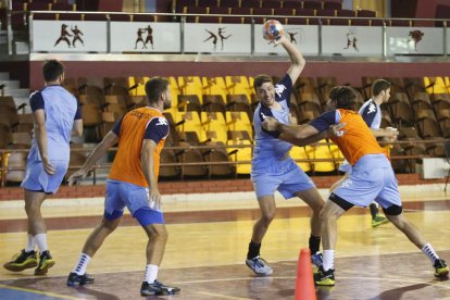 Los jugadores del Abanca Ademar preparan el choque de mañana frente al Alcobendas. FERNANDO OTERO