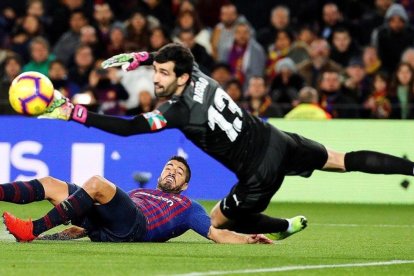 Luis Suárez, superando al portero del Eibar Asier Riesgo.