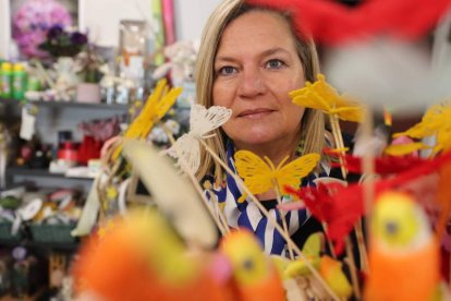 María José Díaz posa
en su floristería, Ijar,
en León.