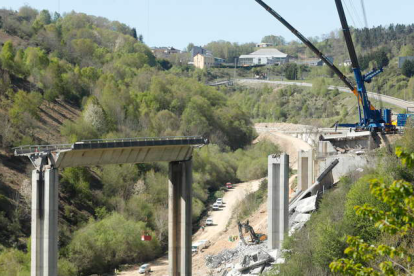 Imagen de los trabajos de derribo ayer por la tarde, en una foto desde el pueblo de El Castro, aún en el Bierzo. L. DE LA MATA