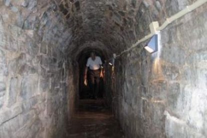 Un visitante recorre la cloaca romana subterránea en una imagen de archivo