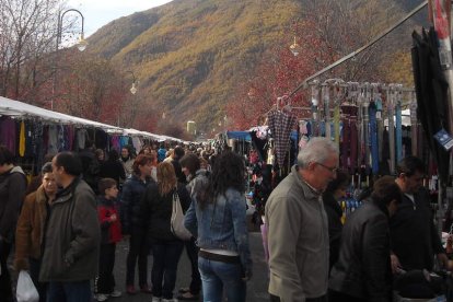 Un visitante mira uno de los puestos de marroquinería.