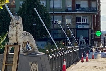 Imagen, este jueves, de la obra en el Puente de los Leones. RAMIRO