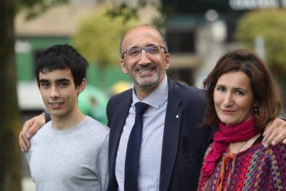 Yavad Kazemi, Miguel Alonso Guerrero y Camino Mata Natal han ganado el Premio Innova Acción Social 2018 que concede el Diario de León por el desarrollo de una app que permite a los afectados por el trastorno de espectro autista orientarse en la calle y se