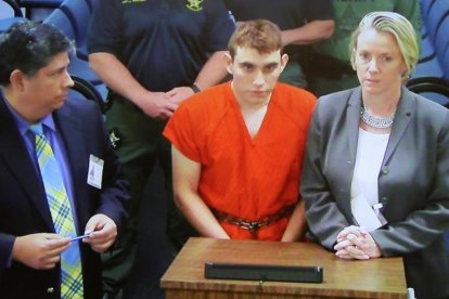 Nikolas Cruz, centro, junto a su abogada defensoras Melisa McNeill.