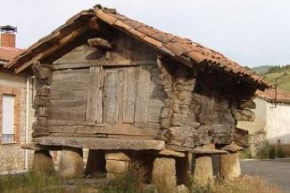 El hórreo de Las Bodas, de tablones horizontales y en cuya construcción no se empleó ni un clavo.