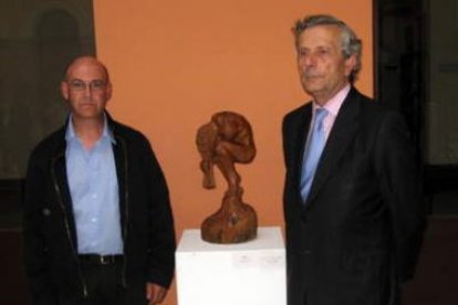 Antolín Álvarez, junto a la obra premiada y con Santiago Menéndez