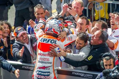 Dani Pedrosa recibe las felicitaciones de su equipo tras ganar el GP de la República Checa en Brno.