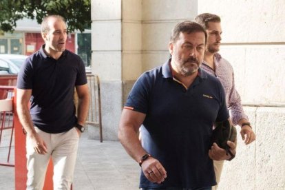 Los agentes de seguridad agredidos por el miembro de La manada Ángel Boza, a su entrada en los juzgados de Sevilla, este domingo.