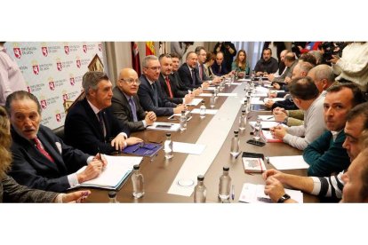 Confluencia de administraciones, sindicatos y empresarios en la constitución de la Mesa por León, ayer.