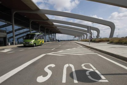 Aeropuerto de León, en su acceso principal