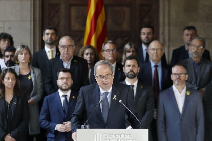 El presidente de la Generalitat, Quim Torra, flanqueado por los consellers de su Govern, el presidente del Parlament, Roger Torrent, miembros soberanistas de la Mesa de la cámara catalana, y otras personalidades políticas catalanas, durante la declaración institucional que ha realizado en la Galería Gótica del Palau de la Generalitat por la sentencia del procés. ANDREU DALMAU (EFE)