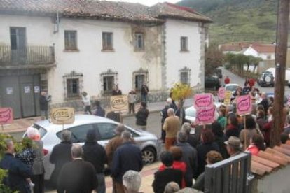 Los manifestantes portaban pancartas alusivas a la demolición del cuartel.