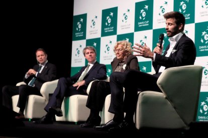 Piqué, junto a la clase política de Madrid, durante la presentación de la nueva Copa Davis con el logotipo del grupo bancario detrás, en octubre.