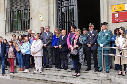 Minuto de silencio en la subdelegación del Gobierno de León por el asesinato machista en Ávila, P. I.