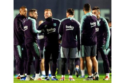 Los jugadores del FC Barcelona durante el entrenamiento previo al partido. ENRIC FONTCUBERTA.