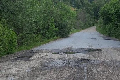 Estado que presenta la carretera que comunica el Alto Sil con el Surocciente asturiano. DL