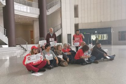 Integrantes de la FESP-UGT durante la concentración que han protagonizado esta mañana. DL.