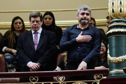 uan Carlos Quer (i) y Juan José Cortés, padres de Diana Quer y Mari Luz Cortés, en el pleno del Congreso celebrado ayer