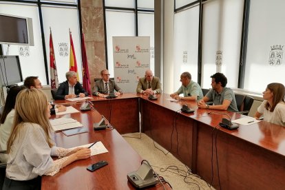 Reunión de los responsables de la Junta con el propietario de Embutidos Santa Cruz. DL