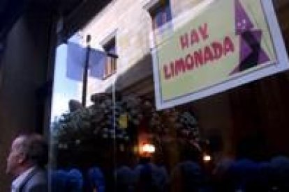 No hay en estas fechas establecimiento en la ciudad que no avise con un cartel que sirve limonada