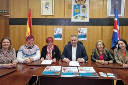 Autoridades municipales y representantes de Alzheimer Bierzo. DL