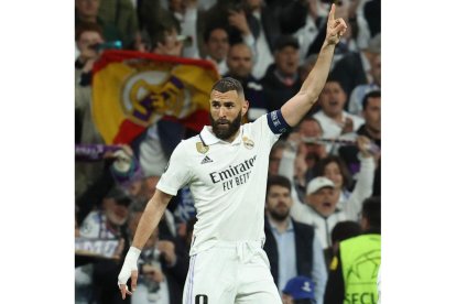 Karim Benzema lo celebra tras marcar el 1-0 en el partido entre Real Madrid y Chelsea. KIKO HUESCA