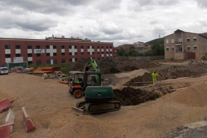 Un momento ayer de las obras del entorno de la residencia de mayores de La Robla. PLANILLO