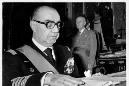 El presidente del Gobierno franquista, Luis Carrero Blanco, delante de Franco.