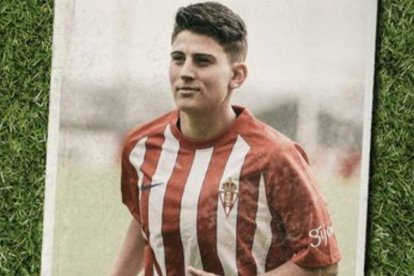 Irene, con su nueva camiseta del Sporting de Gijón. DL