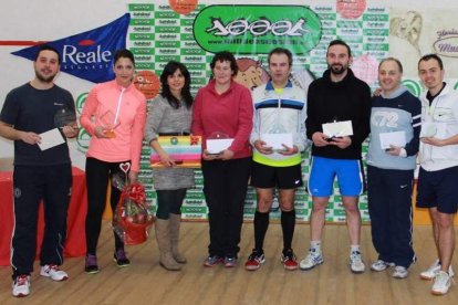 Los mejores del torneo de squash posan en la imagen.