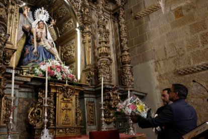 Ofrenda en la iglesia del Mercado durante la ronda a los lugares más emblemáticos de la Semana Santa. FERNANDO OTERO