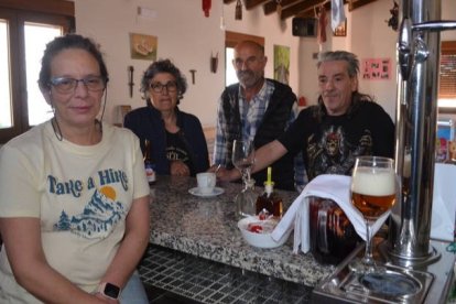 Clientes en el bar de La Utrera